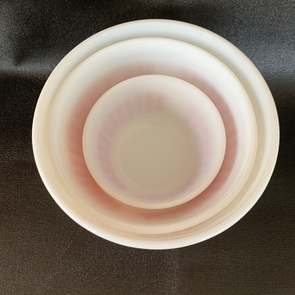 Hazel atlas, scalloped, red and white mixing bowls - Picture 8 of 8